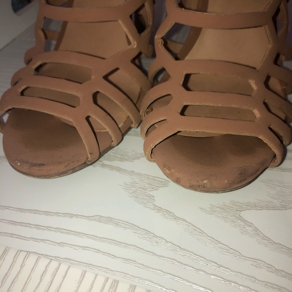 Nude Heels - Picture 2 of 3